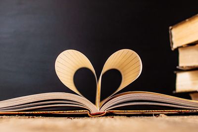 Aufgeschlagenes Buch mit zum Herz geformten Seiten